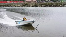 Un régis fait un tour de bateau