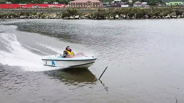 Un régis fait un tour de bateau