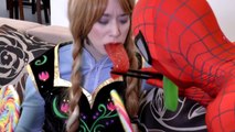Человек-паук и замороженные Эльза против врача Spiderbaby болеет весело супергерой в реальной жизни
