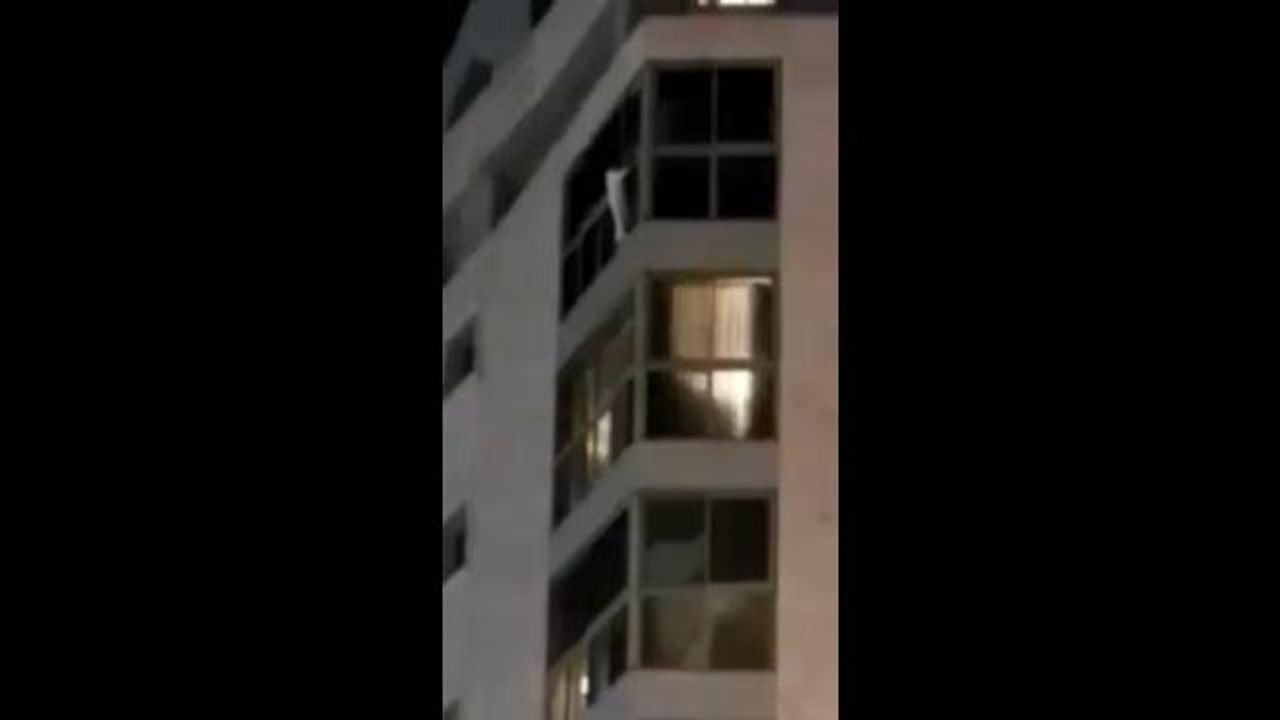 Rescatan a una niña que estaba colgando de un balcón de un séptimo piso