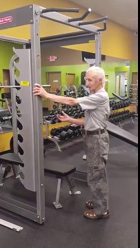 A 90 ans, il pourrait vous ridiculiser sur une barre de traction