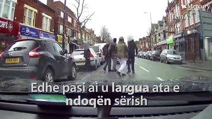 Banda e të rinjve sulmon të moshuarin, por pendohen kur ai…