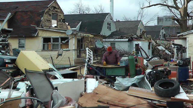 Deadly tornadoes tear through Midwest of America