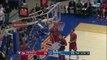 Basket : Un jeune garçon grimpe pour décrocher un ballon trop bien coincé