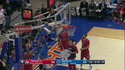 Basket : Un jeune garçon grimpe pour décrocher un ballon trop bien coincé