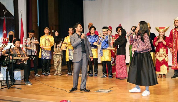 ERCİYES ÜNİVERSİTESİ´NDE , ENDONEZYA RÜZGARI ESTİ