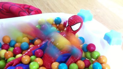 Spiderman bathtime fun Superheroe in Real Life bath Ball Pit Show