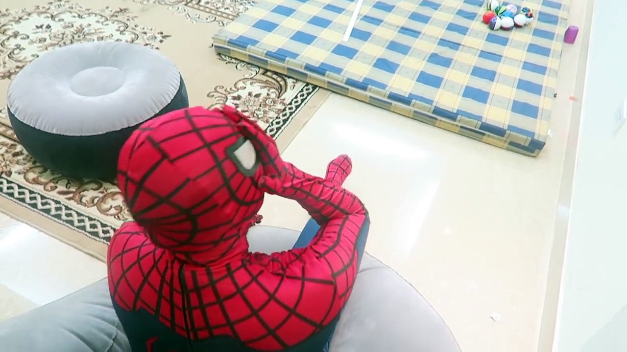 Красный синий Человек-Паук Человек-Паук против Спайдермена реальной жизни Битва супергероев Человек-Паук, дом Ф