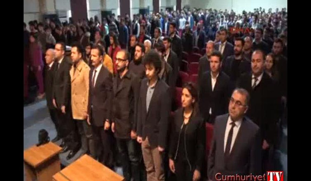 Deprem paniği kamerada... Salonu apar topar boşalttılar