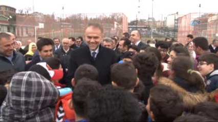 Çekmeköy Belediye Binası Bahçesinde Buz Pisti Açıldı