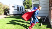 Бэтмен против Супермена против гигантский шоколадный фонтан бой! Человек-паук яйца! Конфеты Сурп