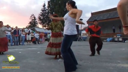 Şenliğe oyunu ile renk katan turist kız