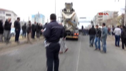 Şanlıurfa Beton Mikserinin Çarptığı Çocuk Ağır Yaralanıdı, Mahalleli Yolu Kapattı