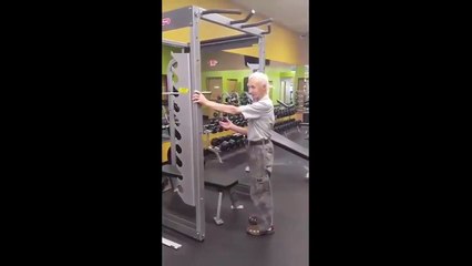 A 90 ans il réalise une incroyable série de tractions
