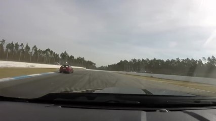 Une Mustang GT500 sans freins sur un circuit