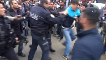 Kaza Sonrası Mahalleli Yolu Trafiğe Kapattı