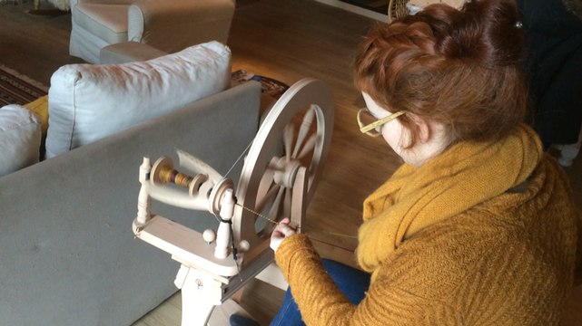 Fileuse et tisserande, elle participe aux journées des métiers d'art en Bretagne