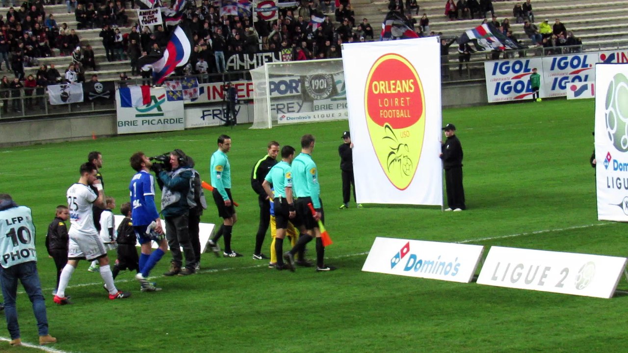 L'entrée sur la pelouse de nos U9 avec les joueurs de l'ASC lors de Amiens-Orléans