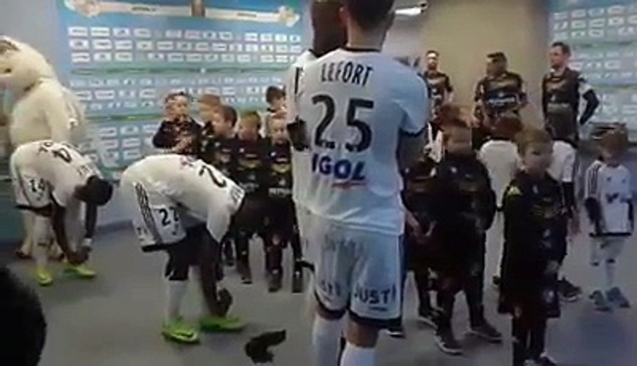 Les U9 dans le couloirs des vestiaires filmés par Laurent Escotte