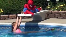Spiderman Se Convierte En Sirena! w/ Frozen Elsa y la Magia Reto Divertido Superhéroe en la Vida Real