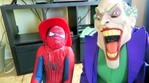 Frozen Elsas First Kiss! w/ Spiderman vs Joker, Peppa Pig, Venom, Pink Spidergirl - Super