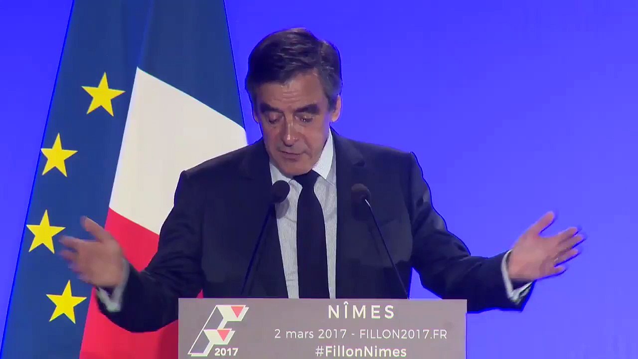 Fillon : "Nous avons assisté à une très médiatique étreinte entre deux girouettes : Macron et Bayrou"