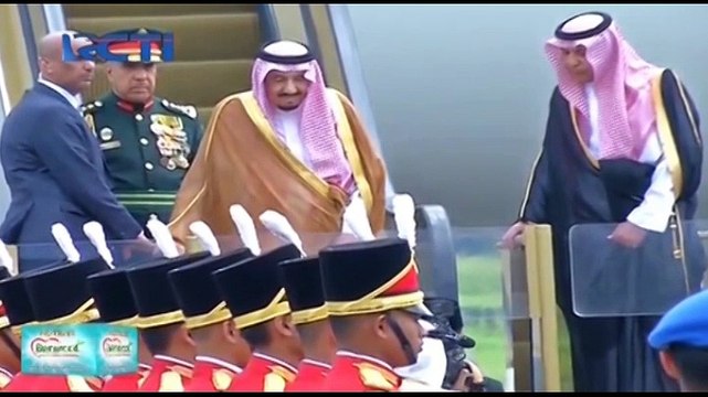 Raja Salman Turun dari Pesawat Gunakan Eskalator Pribadi