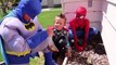 Человек-паук и замороженные elsa против гигантский чупа-чупс Бэтмен Тор Супермен Человек-паук забавный супергерой