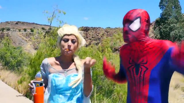 Розовый Человек-паук Русалка против акулы ж Человек-паук и замороженные elsa арестован супергероев удовольствие в реа