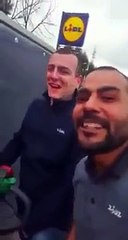 Italienii au prins o țigancă de la noi la furat și au închis-o în container. NU au pierdut ocazia să ne facă țara de râs