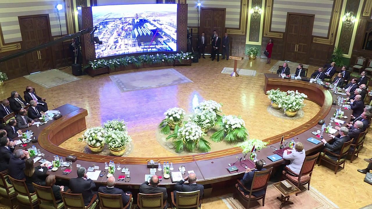 ميركل في مصر للحد من الهجرة عبر البحر المتوسط
