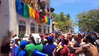 Super Homem é avistando voando no meio dos foliões