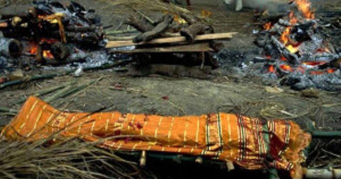 Doktorların 'Öldü' Dediği Kadın, Cenazesinde Diri Diri Yakıldı