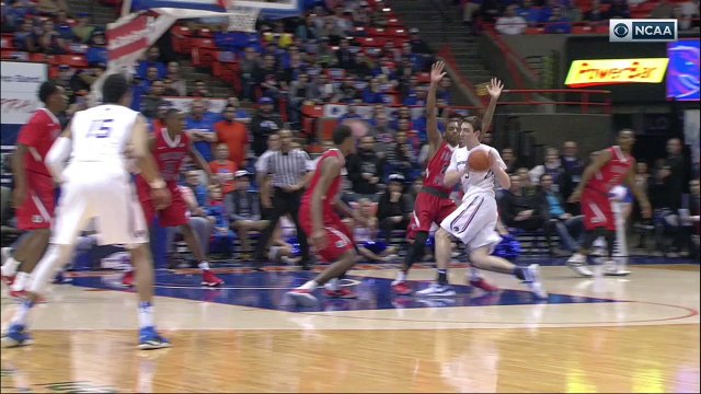 Un enfant aide des basketteurs à décoincer une balle