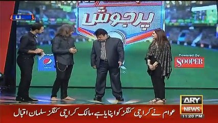 Umer Sharif Makes Fun Of Nouman Javaid for Walking on Stage without Shoes