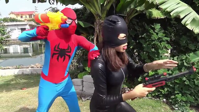 Джокер похитить замороженные Эльза Эльза Паук против Черного Паука спасти супергероя смешно