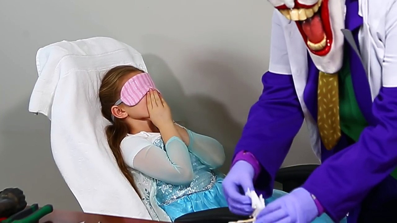 DOC MCSTUFFINS GIVES FROZEN ELSA SURGERY w/ BAD BABY TOYS