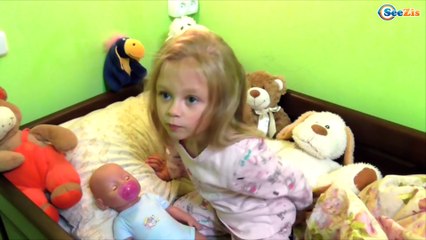 ✔ Девочка Ярослава меняет подгузники Кукле Беби Борн / We change diapers of Baby Born Doll ✔