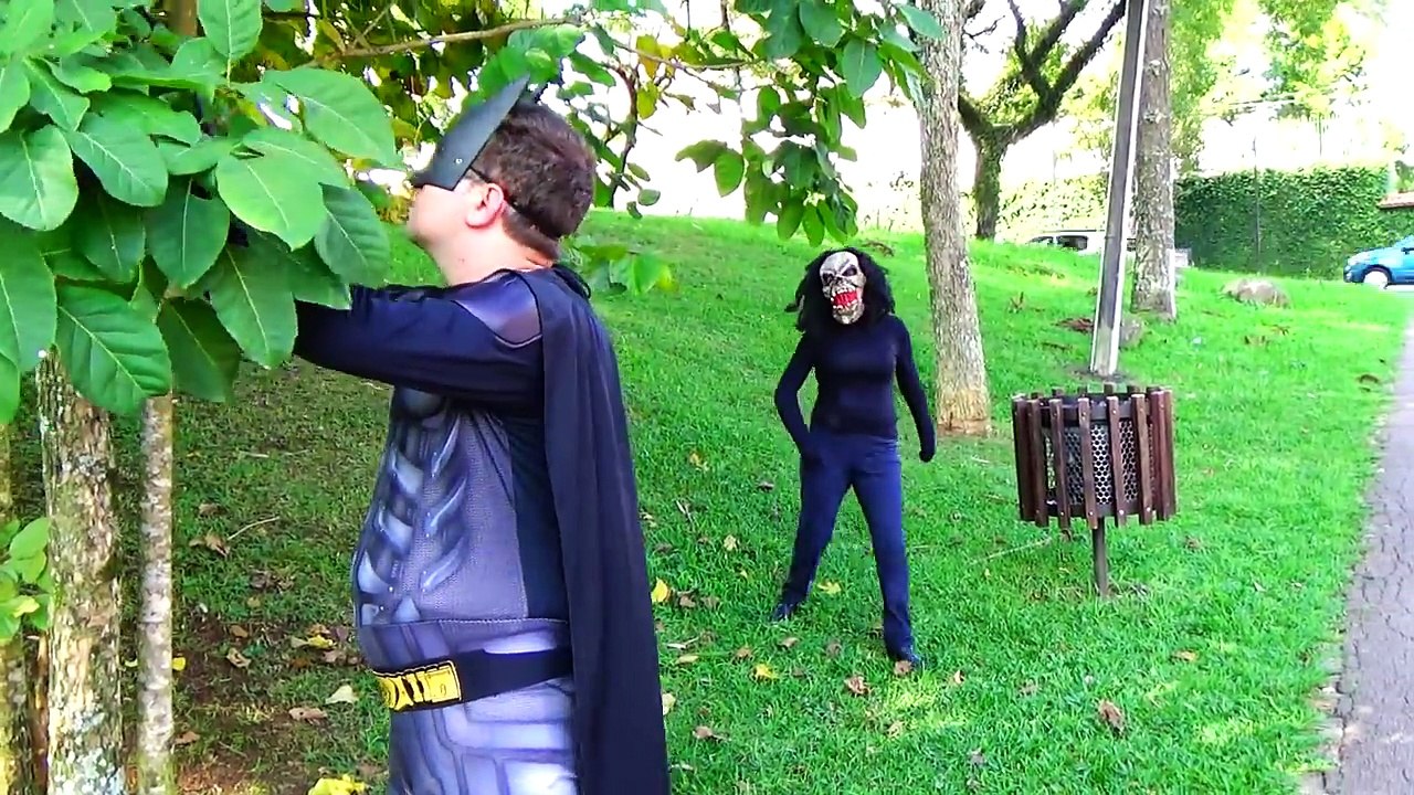 Человек-паук против замороженные Эльза против зомби Человек-Паук! Забавный супергерой фильм с Эльза в реальной жизни!