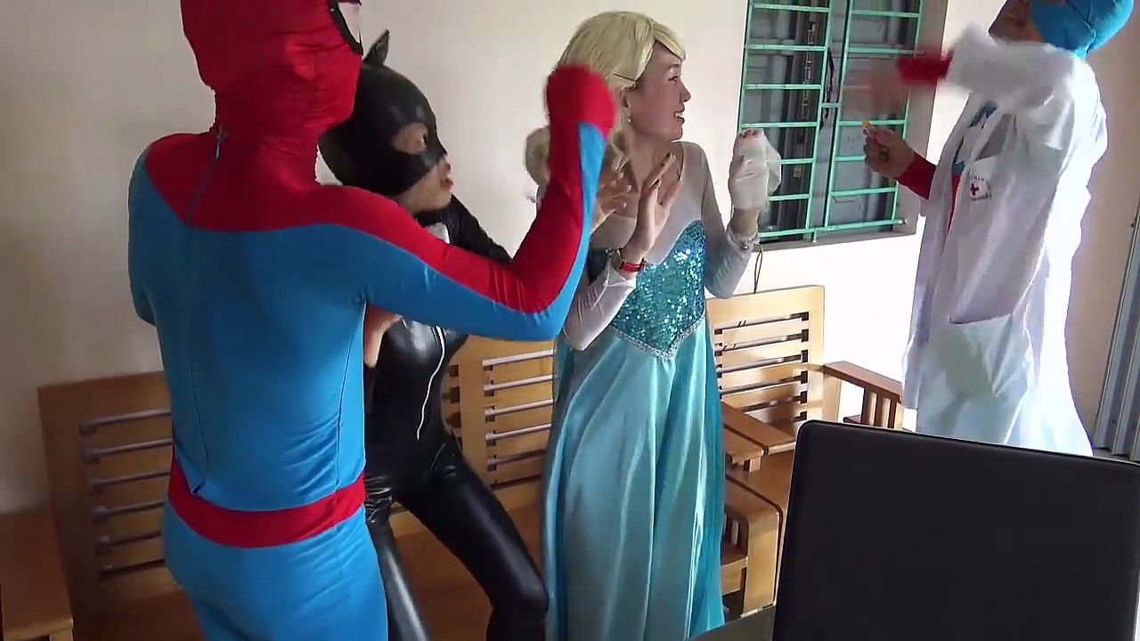 Замороженные elsa ломает руку Человек-Паук против доктора замороженные Анна Русалка Ариэль Суперженщины гигант