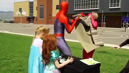 Spiderman Pierde Su Disfraz Frozen Elsa Helado Divertida Película de Superhéroes En la Vida Real En 4K