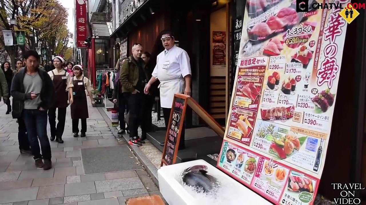 Cắt Cá Ngừ Làm Sushi Và Ăn Tại Chỗ Ở Nhật Bản