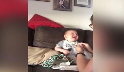 Patlayan naylon ile eğlenen sevimli bebek