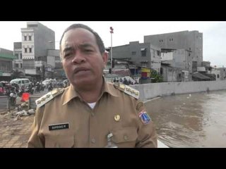 Video herunterladen: Banjir Setinggi Tiga Meter Kembali Melanda Kampung Pulo, Jatinegara - NET12