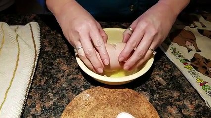 Ce qu'ils vont découvrir en cassant cet œuf géant est incroyable !