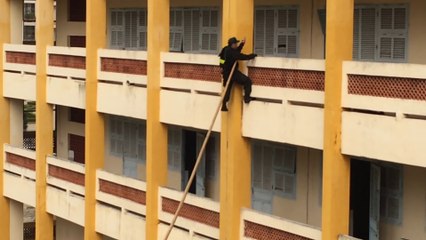 Technique incroyable de la police vietnamienne pour escalader un immeuble