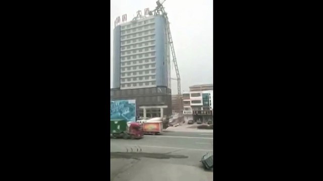 En Chine cette grue s'effondre et tue deux personnes dans sa chute