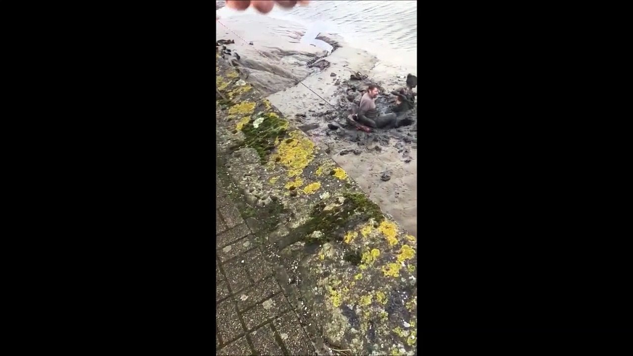 Un couple bourré se retrouve coincé en slip dans la boue au bord d'une rivière