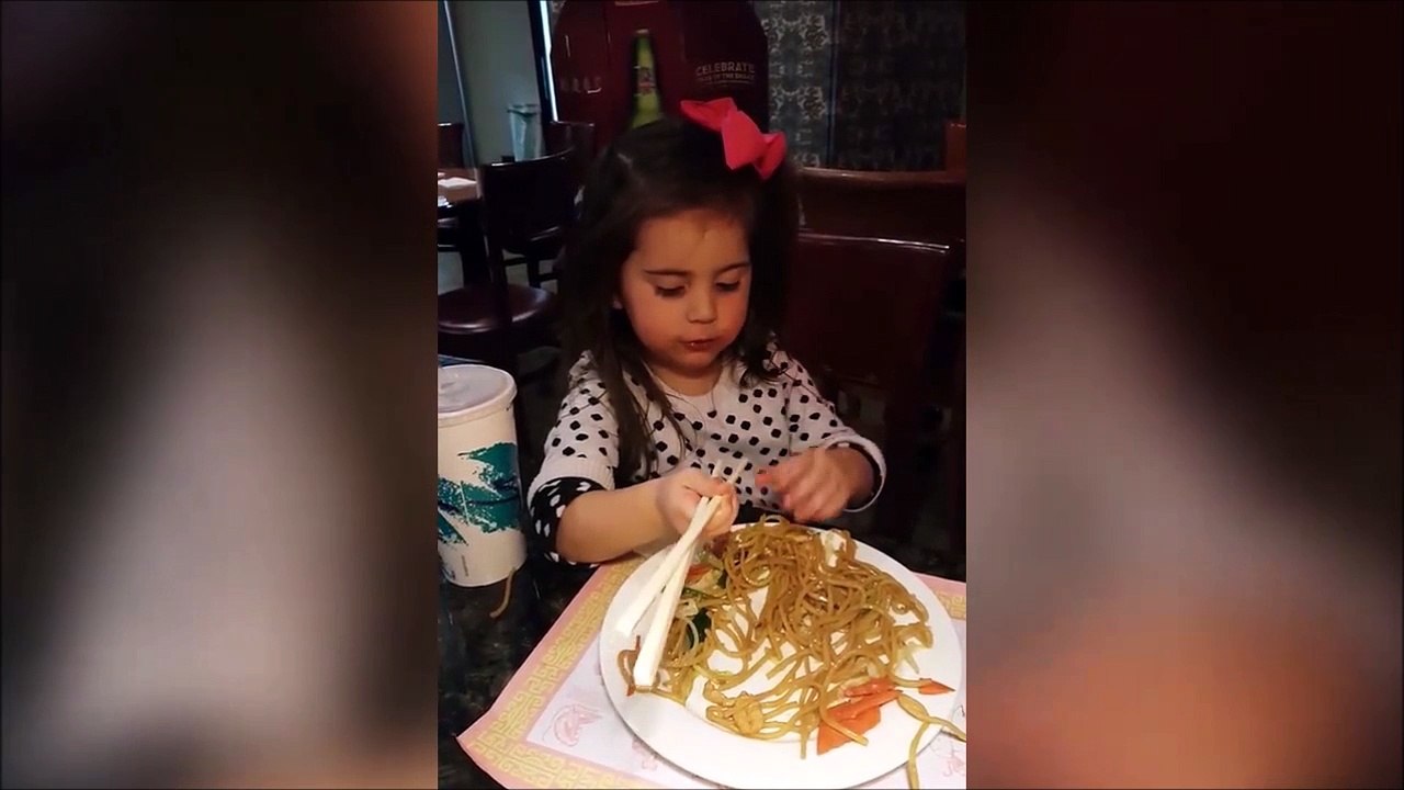 Cette fillette vous montre comment utiliser des baguettes chinoises