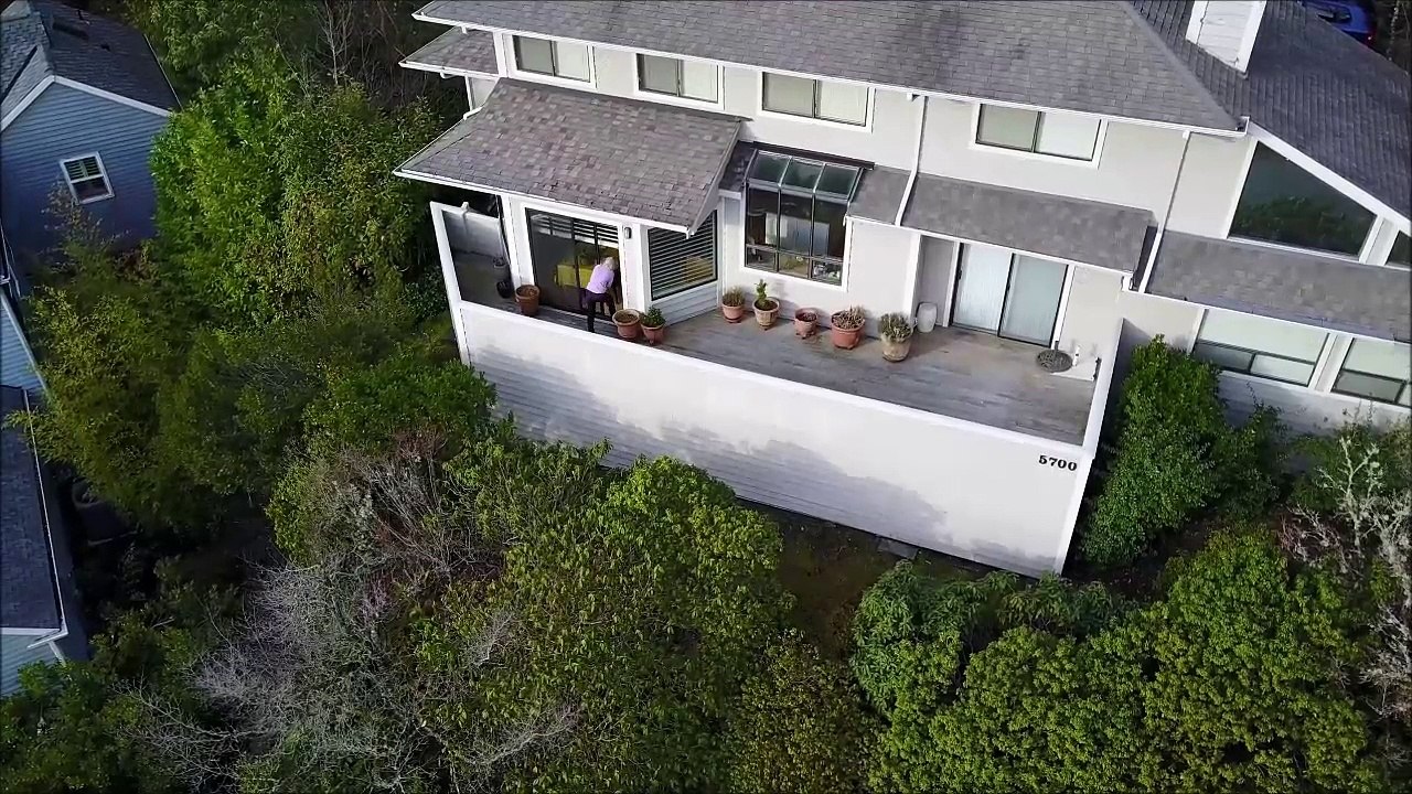 Elle sort son fusil pour dégommer un drone qui l'espionne dans sa maison